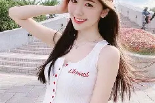 王思聪前女友黄一鸣被曝猛料 被60岁大爷包 嚣张回应 闪闪生父被
